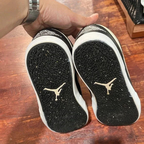 Nike Air Jordan 1 v.2 Low Black and White Sneakers - Picture 5 of 6